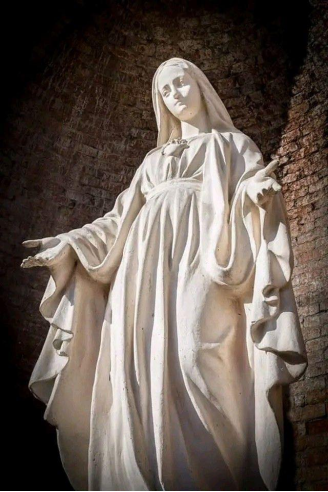 Statue af Jomfru Maria