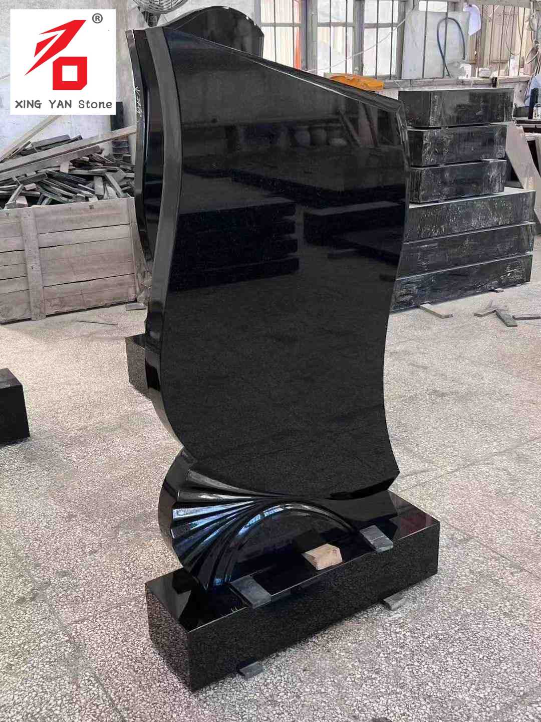 Sortformet kunstnerisk gravsten