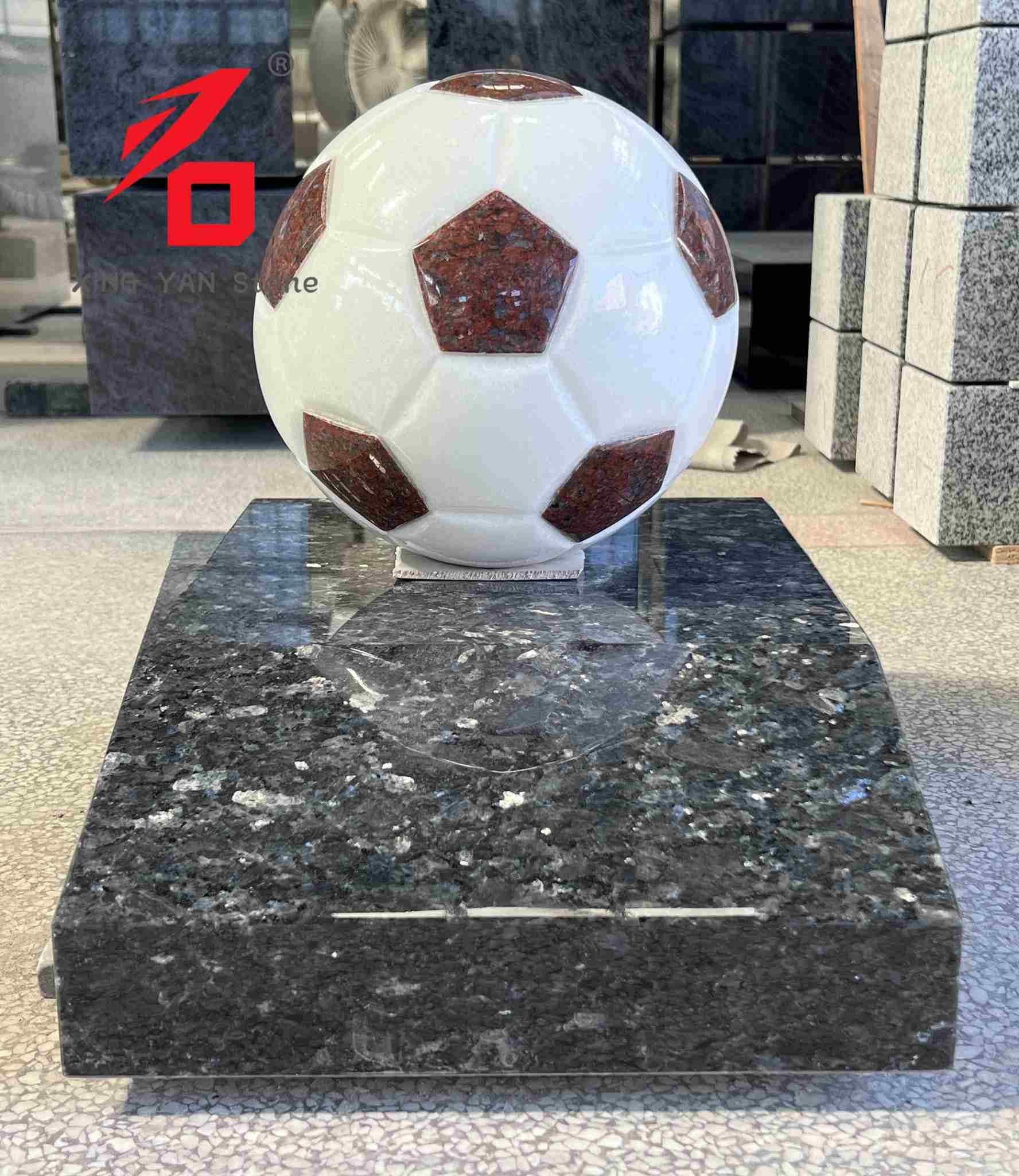 Fodbold-formet granit kunstskulptur