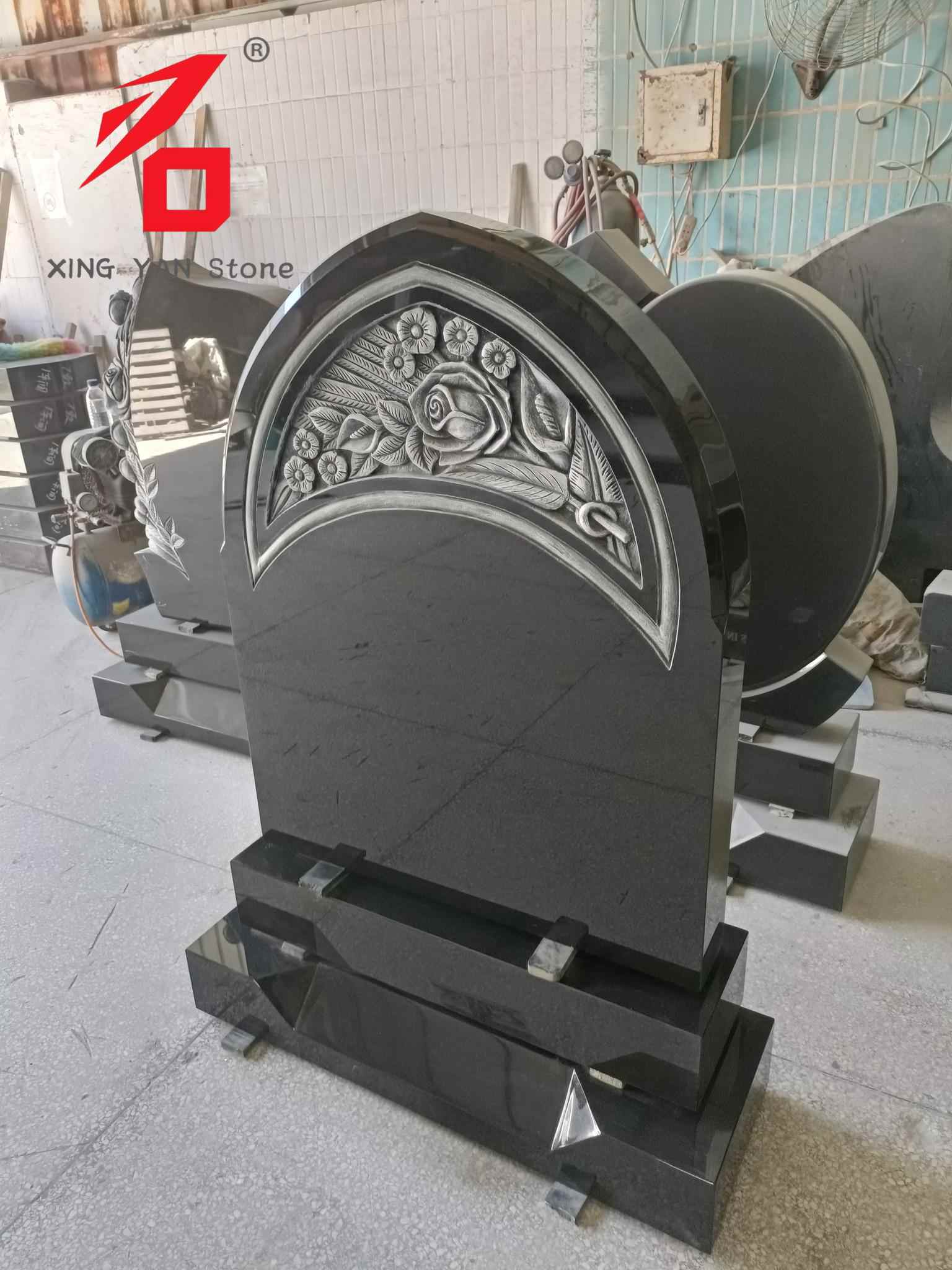 Rose-udskåret gravsten, sort granit buet gravsten