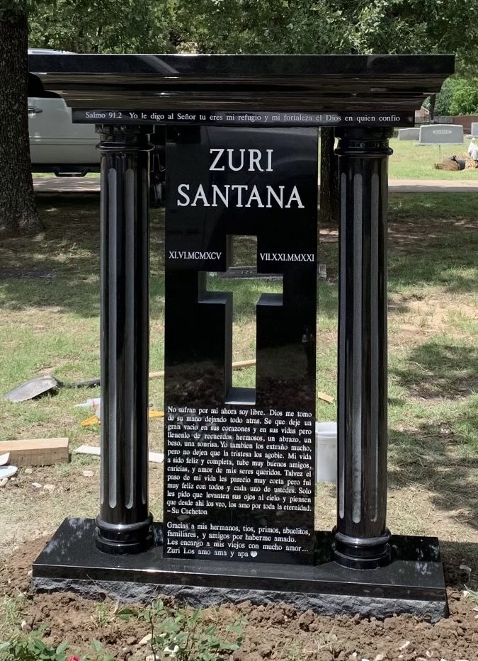 Xingyan krydser kunstnerisk udskåret monument