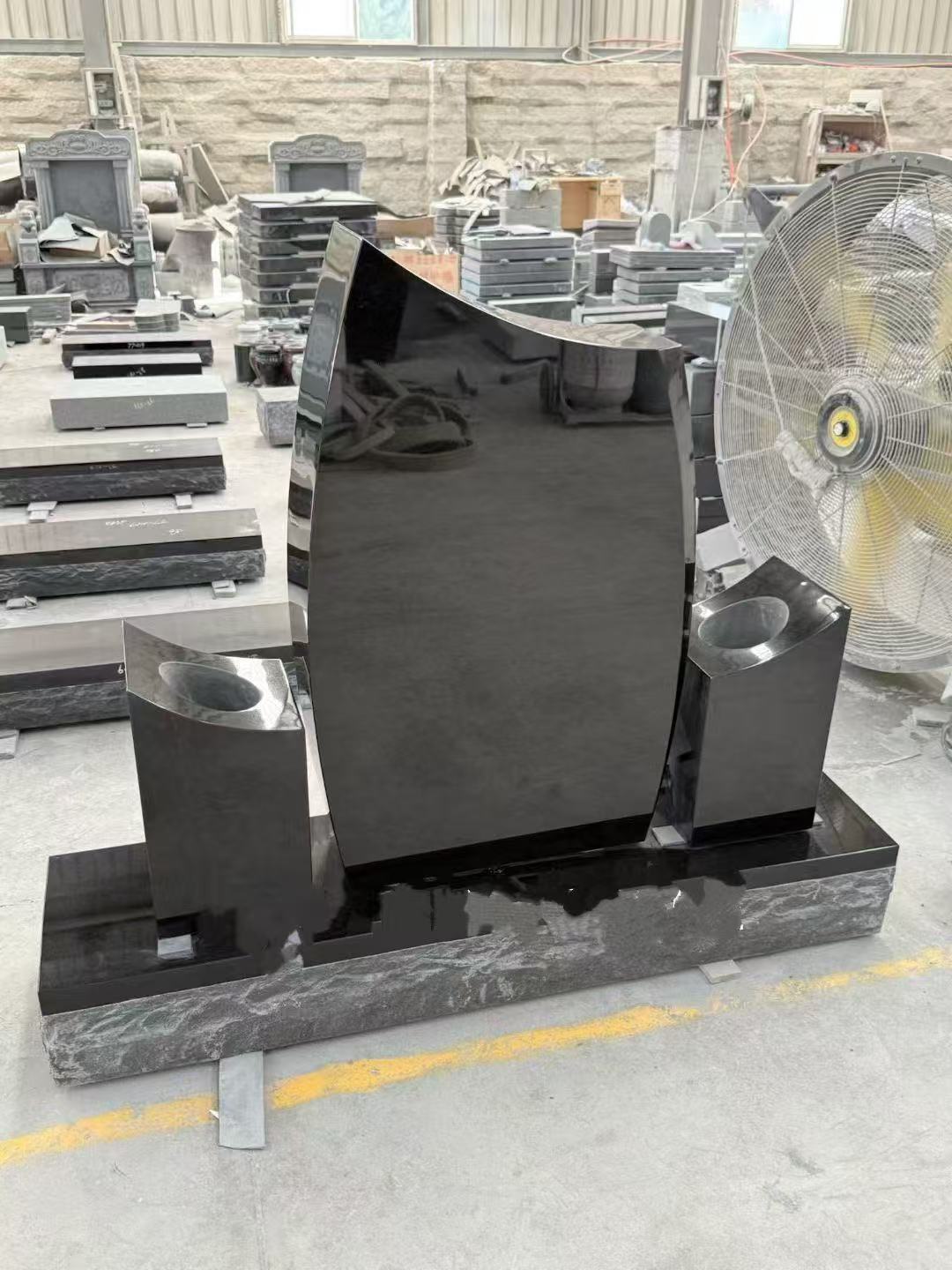 Xingyan tilpasset dobbeltpost sort granit gravsten